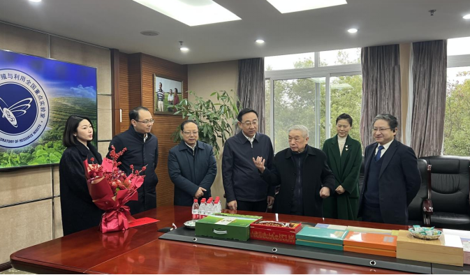 重庆市张安疆副市长慰问向仲怀院士并关心三级动漫发展